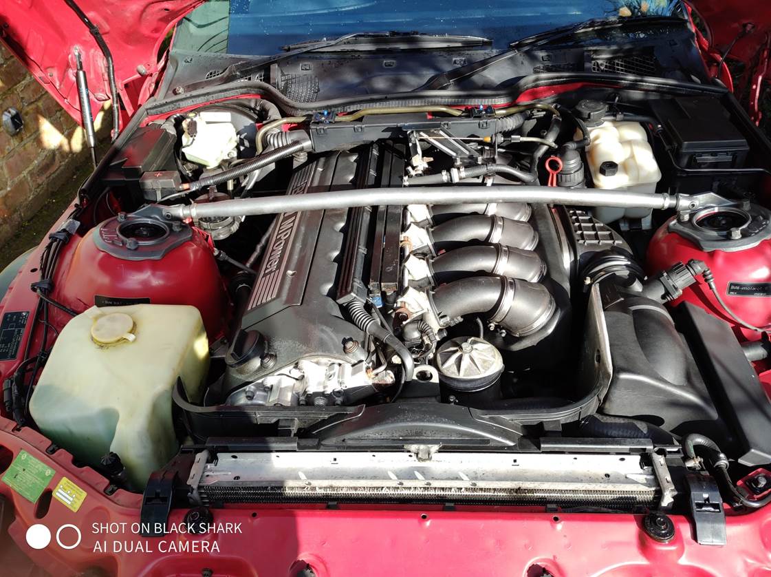Some familiar features borrowed from the M3, they raided the Z3M Roadster parts bin too.