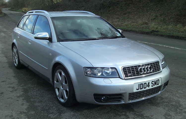 A silver car parked on a road

AI-generated content may be incorrect.