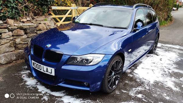 A silver car parked on a road

AI-generated content may be incorrect.